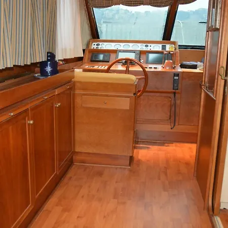 Botel Yacht *