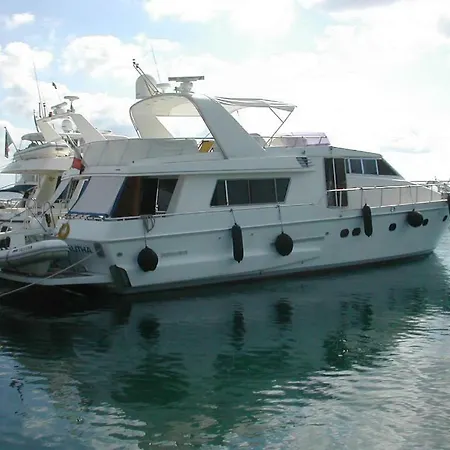 Botel Yacht *