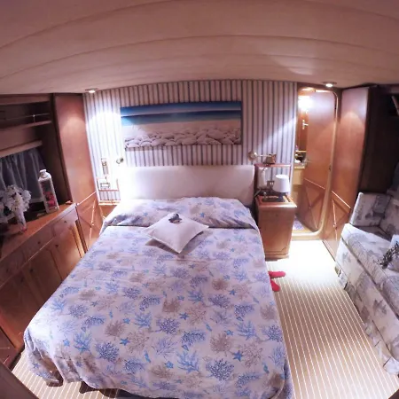 Botel Yacht
